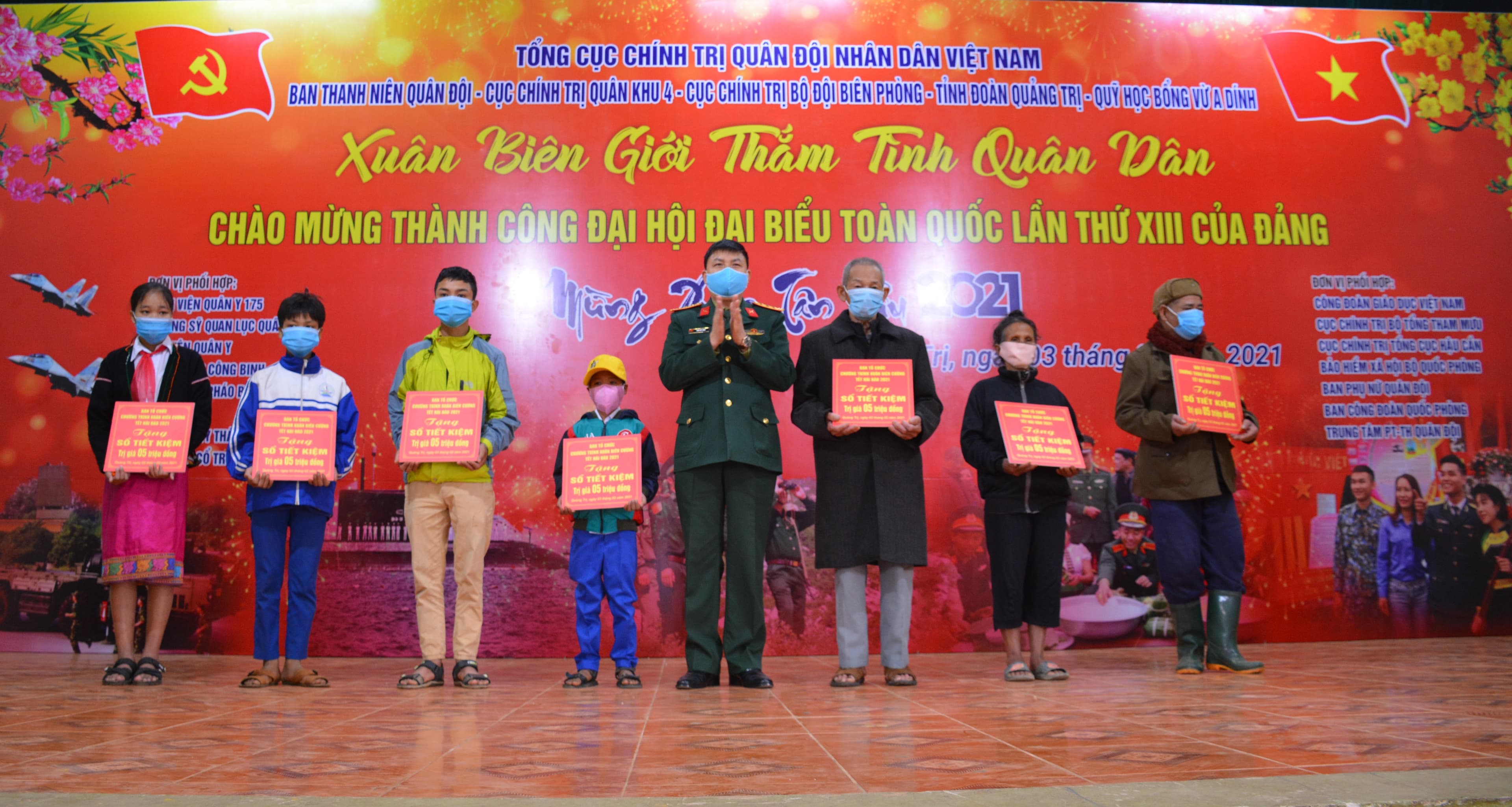 Xuân biên giới thắm tình quân dân