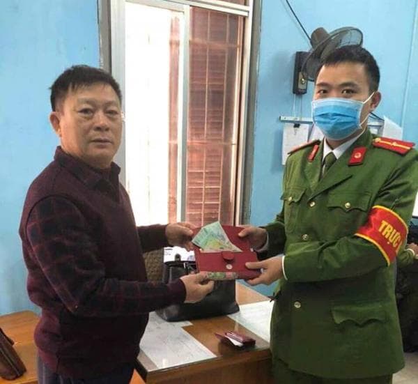Ông Đoàn Văn Son trả lại gần 20 triệu đồng cho người đánh rơi