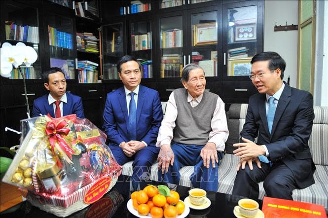 Trưởng ban Ban Tuyên giáo Trung ương Võ Văn Thưởng chúc Tết các văn nghệ sĩ, nhà khoa học tiêu biểu