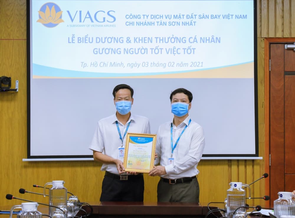 Nhân viên Vietnam Airlines trả lại gần 260 triệu đồng cho hành khách để quên trên máy bay