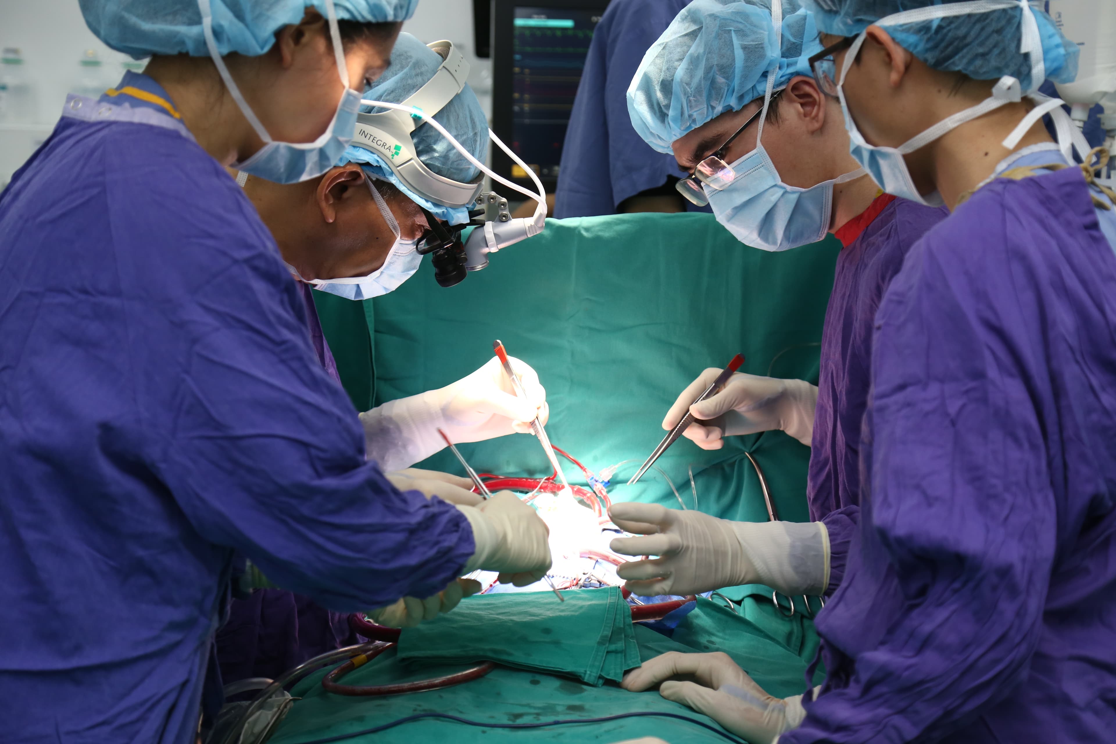 Bệnh viện Việt Đức ghép tim thành công cho bệnh nhân nhỏ tuổi nhất Việt Nam