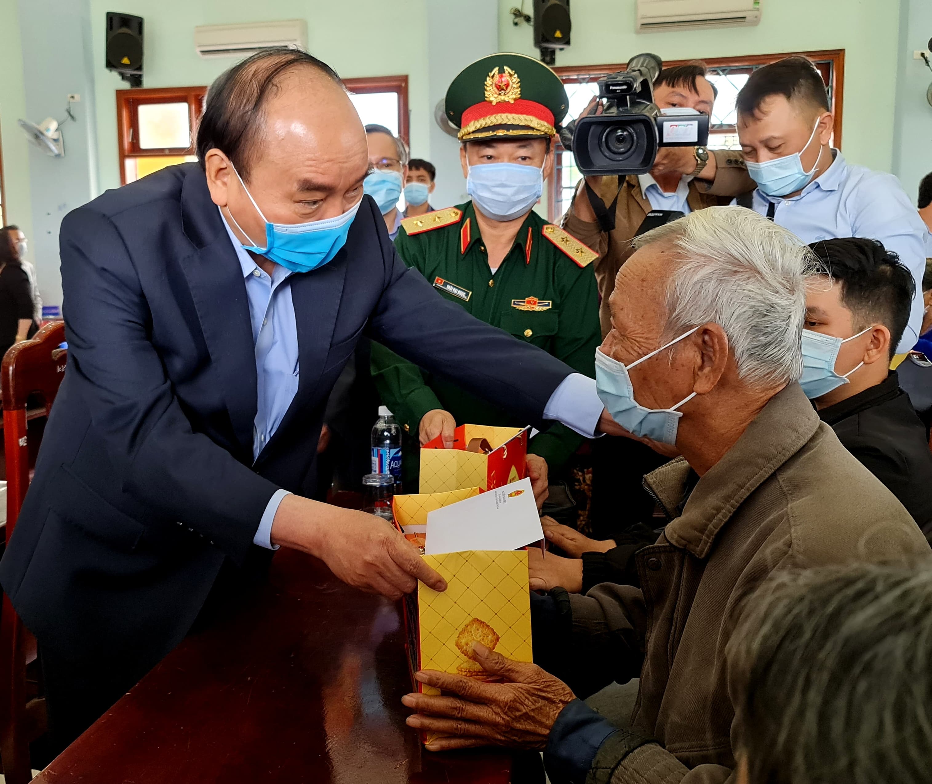 Thủ tướng Nguyễn Xuân Phúc thăm, tặng quà Tết gia đình người có công, hộ nghèo tại tỉnh Quảng Nam