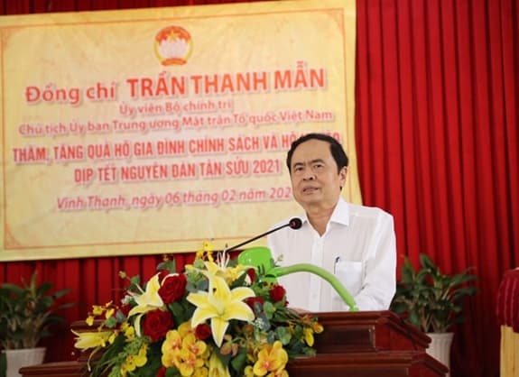 Đồng chí Trần Thanh Mẫn trao quà tặng hộ nghèo, gia đình chính sách tại TP Cần Thơ