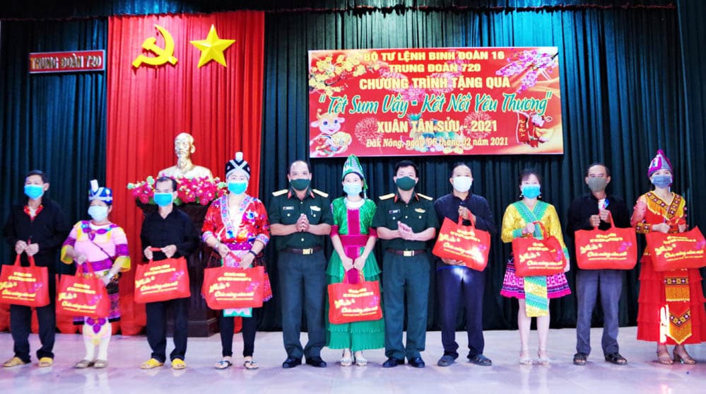 Binh đoàn 16 trao gần 2.500 suất quà Tết tặng đồng bào nghèo