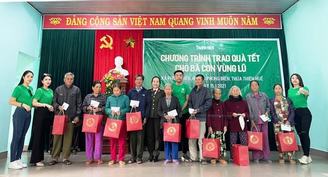 Mang Tết đến với đồng bào vùng lũ