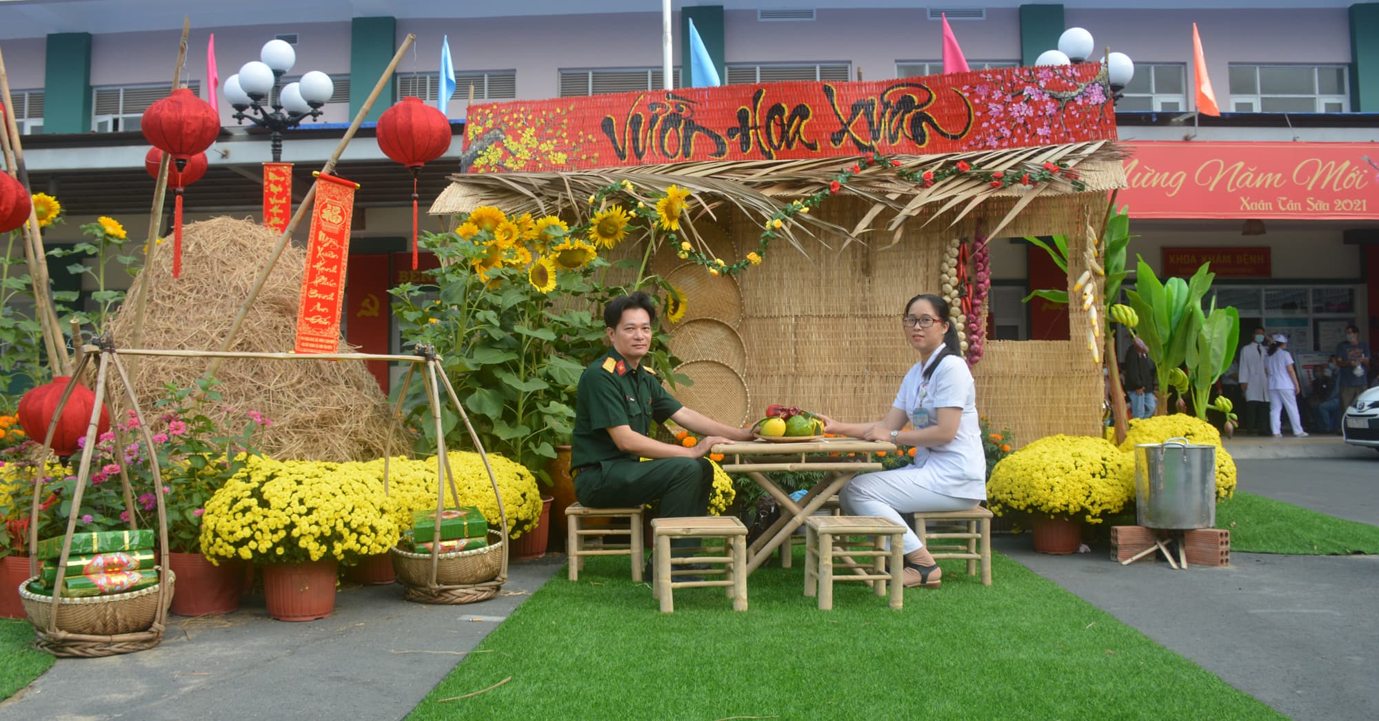 Hoa xuân blouse trắng
