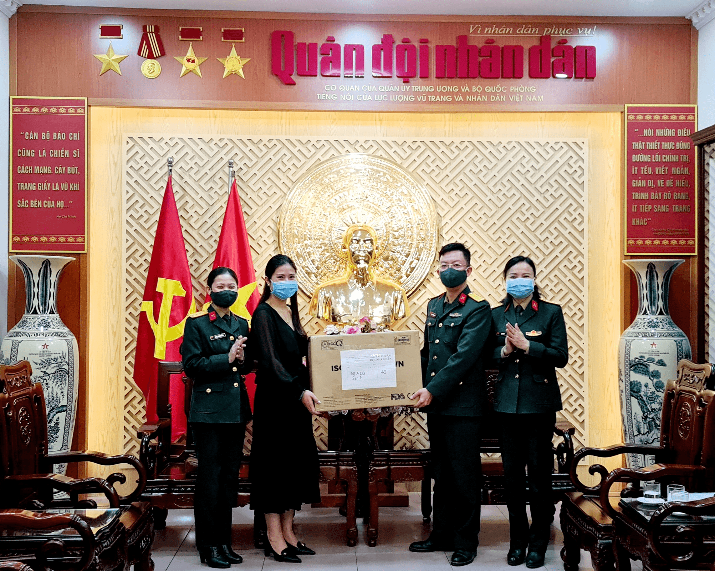 Trao tặng đồ bảo hộ chống dịch Covid-19 đến phóng viên Báo Quân đội nhân dân