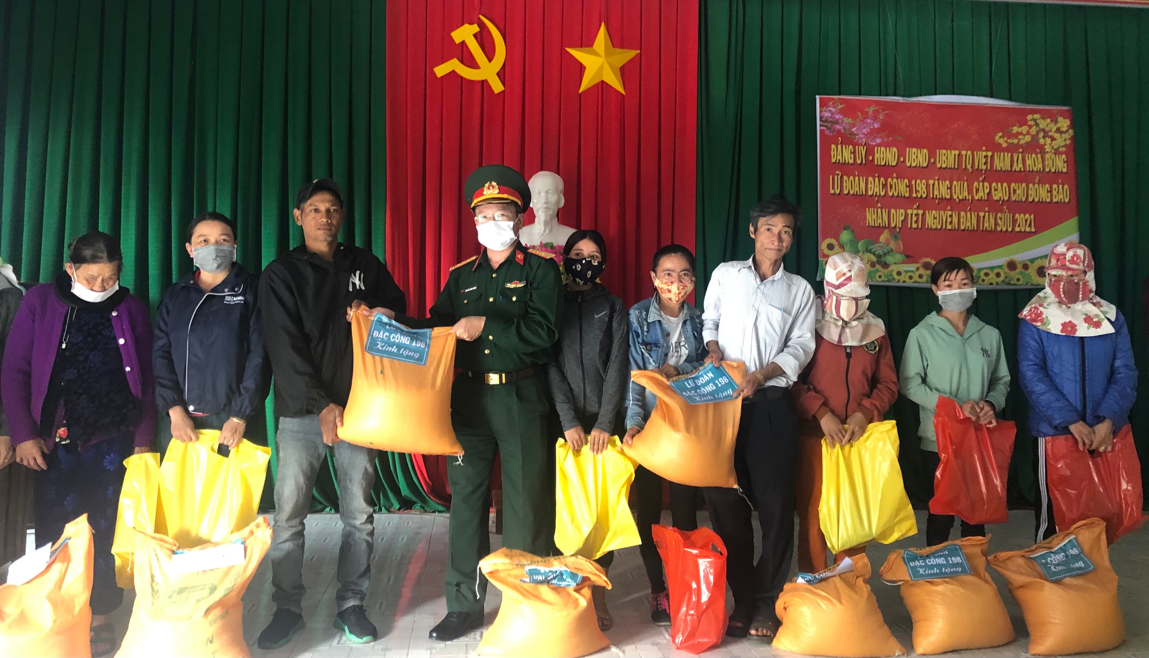 Lữ đoàn Đặc công 198 tặng gạo Tết cho hộ nghèo và gia đình chính sách