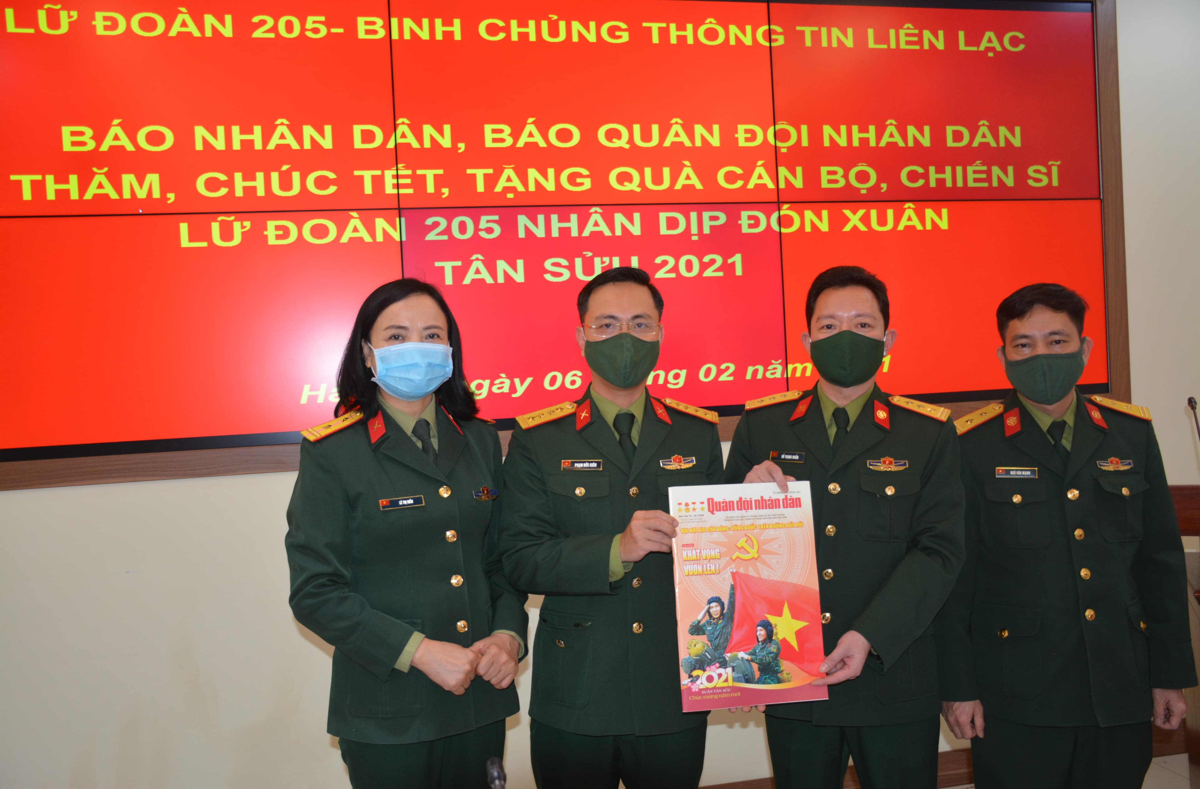 Báo Quân đội nhân dân thăm và chúc Tết cán bộ, chiến sĩ Lữ đoàn 205