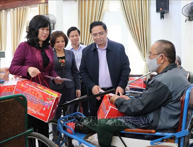 Đồng chí Phạm Minh Chính thăm, tặng quà Trung tâm Điều dưỡng thương binh Thuận Thành