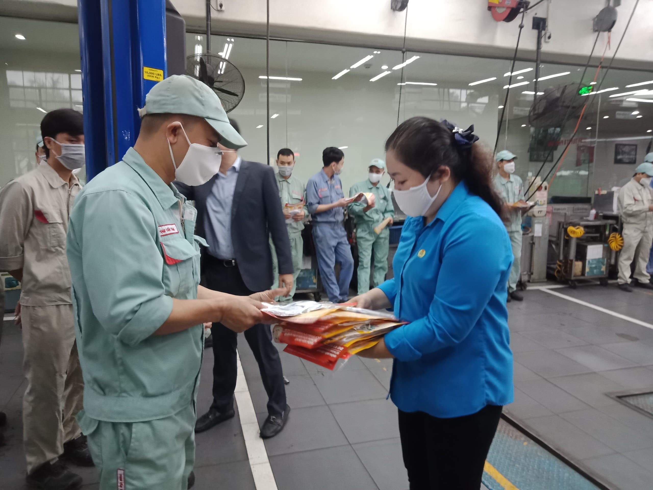 Tạo điều kiện thuận lợi để công nhân lao động được hoàn tiền mua vé