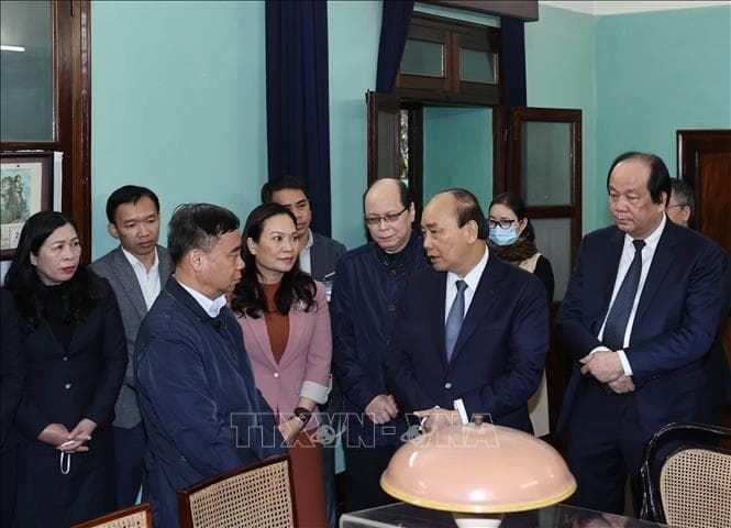 Thủ tướng Nguyễn Xuân Phúc dâng hương tưởng nhớ Bác Hồ tại Nhà 67