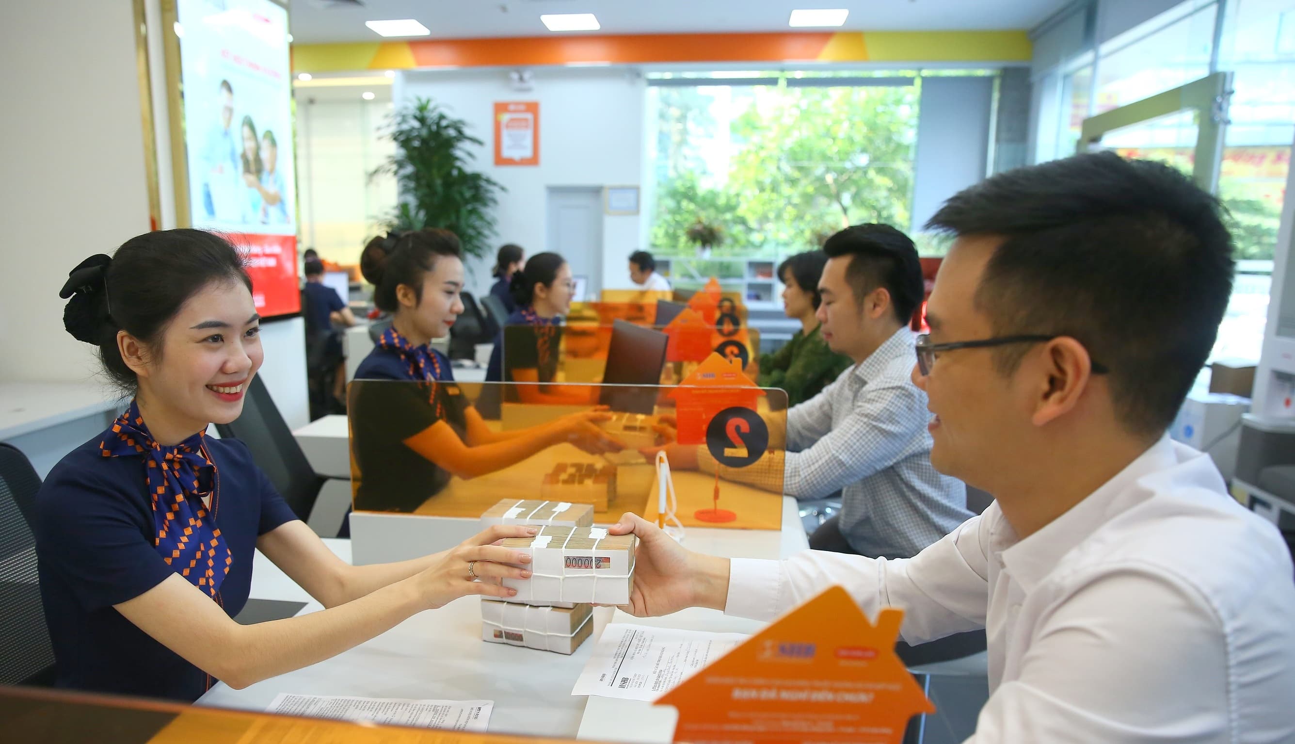 Ngân hàng SHB miễn phí chuyển tiền trọn đời và tặng tài khoản số đẹp cho khách hàng