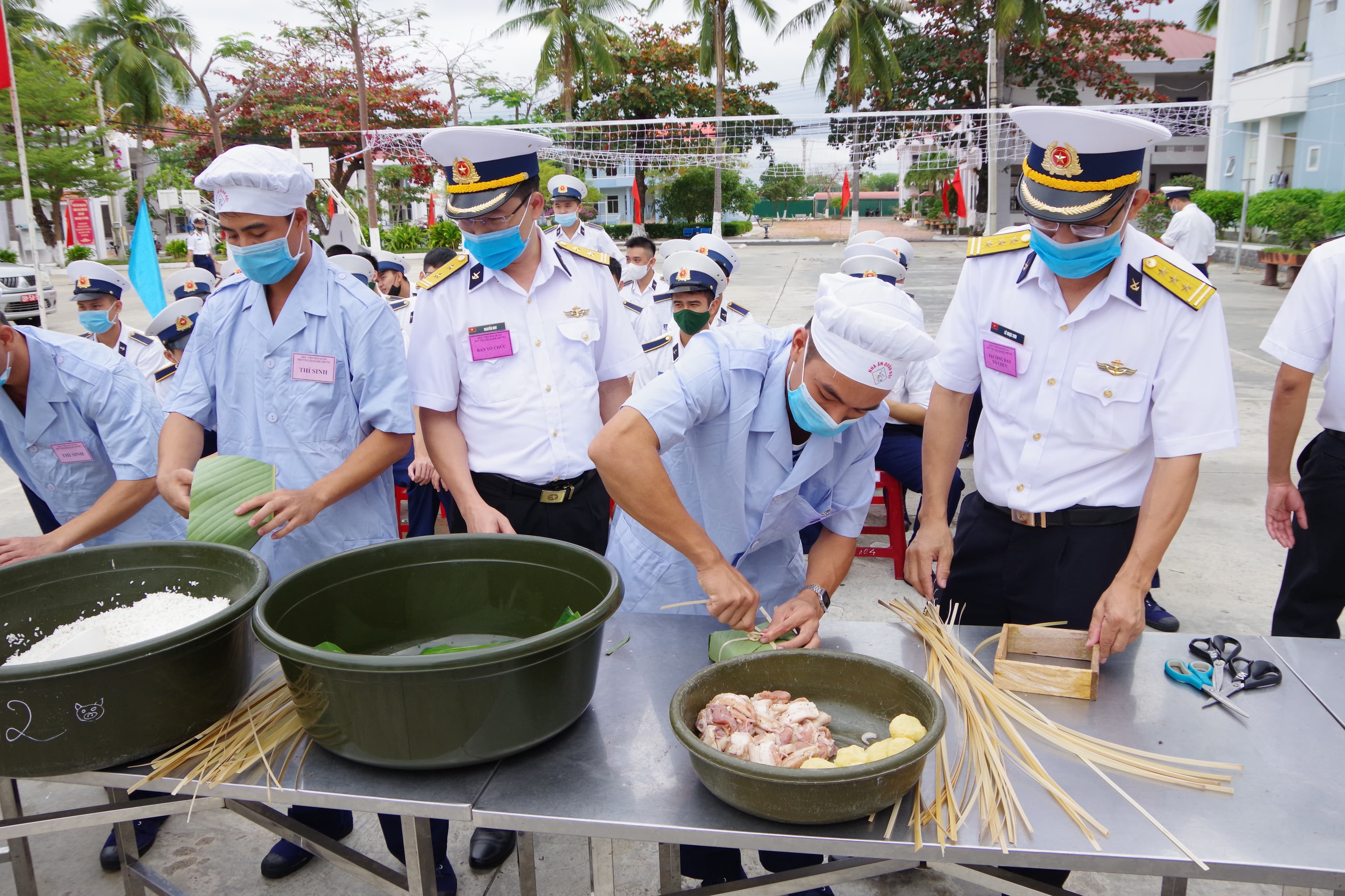 Học viện Hải quân rộn ràng ngày Hội thi "gói bánh chưng"