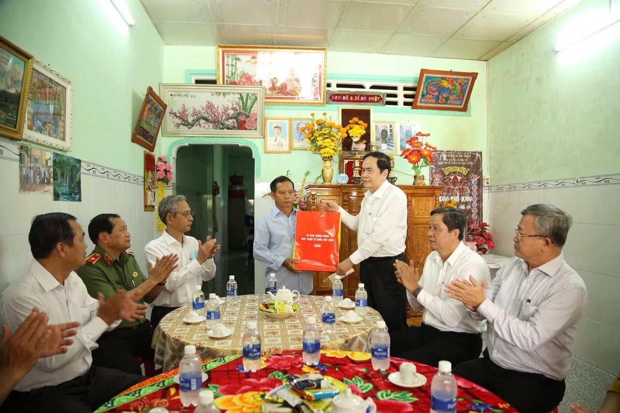 Ủy ban Mặt trận Tổ quốc Việt Nam vận động được hơn 300 tỷ đồng chăm lo Tết