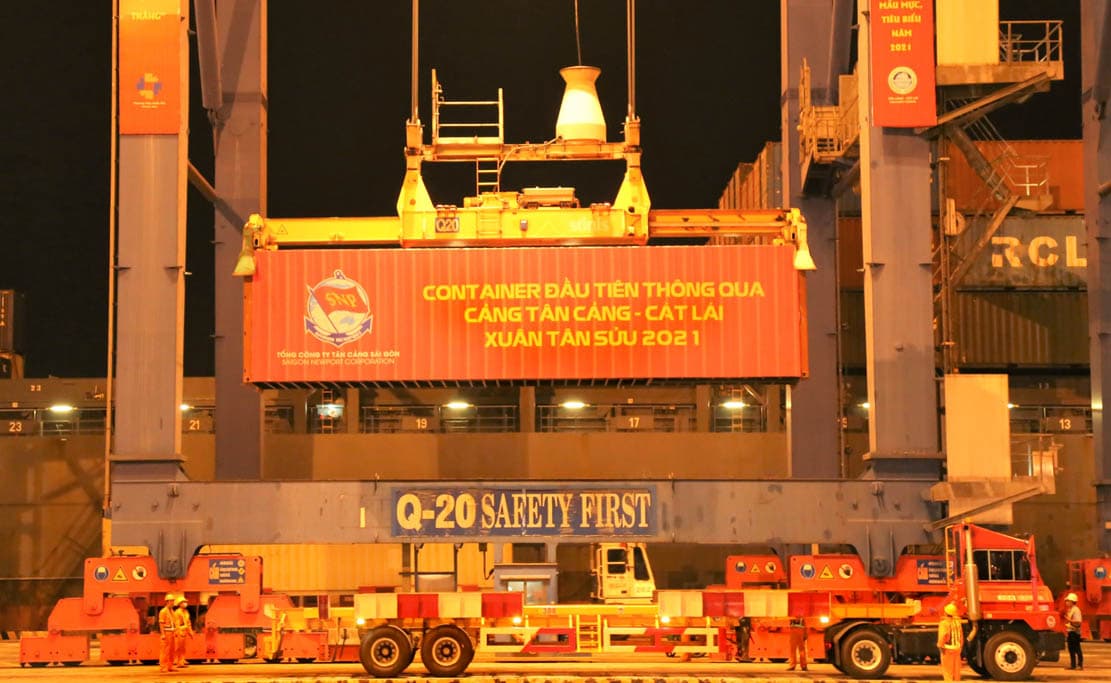 Container đầu tiên thông qua cảng Tân cảng Cát Lái trong đêm Giao thừa