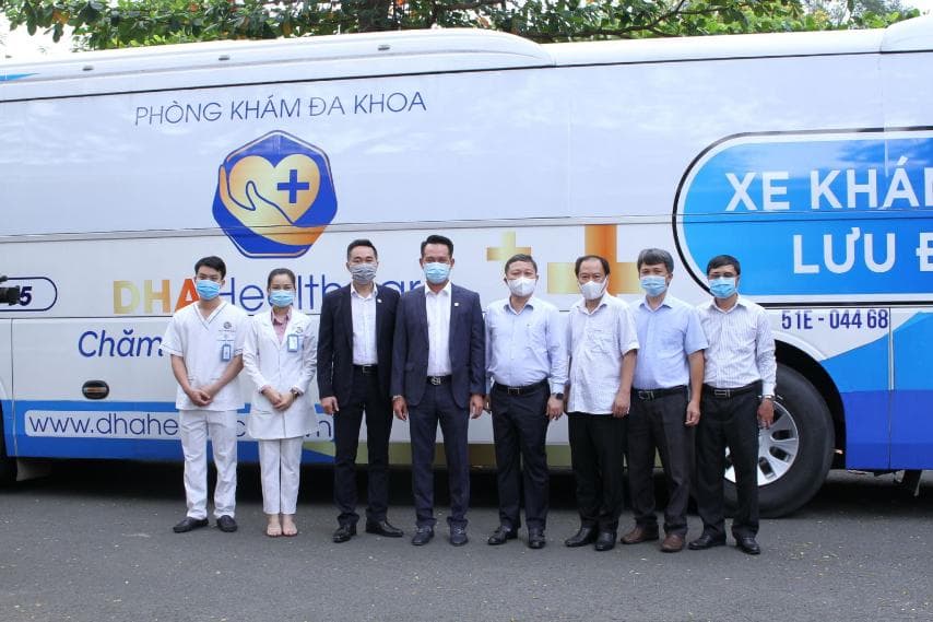 Bàn giao xe khám bệnh lưu động lấy mẫu và xét nghiệm nhanh Covid-19