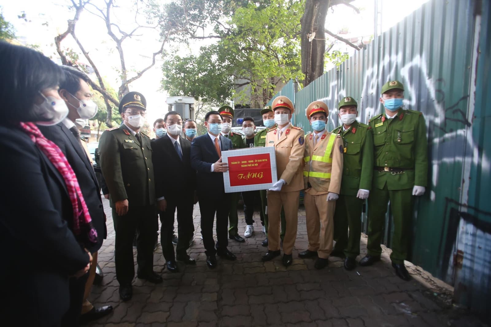 Lãnh đạo Thành ủy Hà Nội thăm, kiểm tra và động viên cán bộ, chiến sĩ đang làm nhiệm vụ