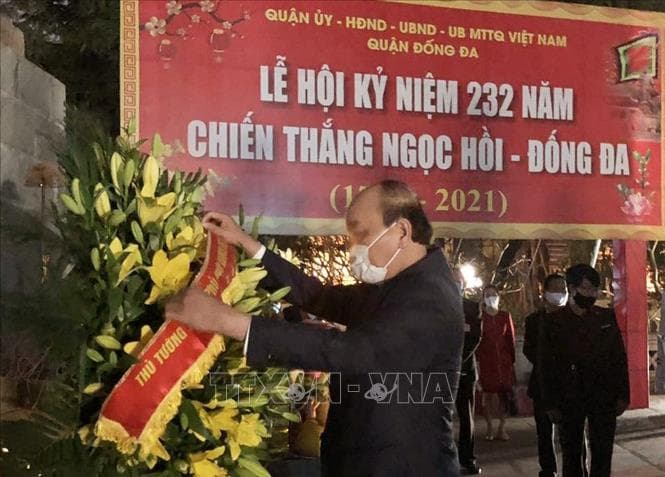 Thủ tướng Nguyễn Xuân Phúc dâng hương tại Tượng đài Quang Trung – Nguyễn Huệ