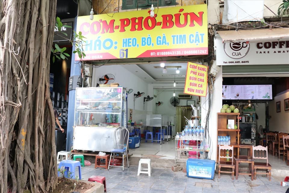 Hà Nội: Cơ sở kinh doanh ăn uống được phục vụ trong nhà, giãn cách tối thiểu 2m và có tấm chắn kính