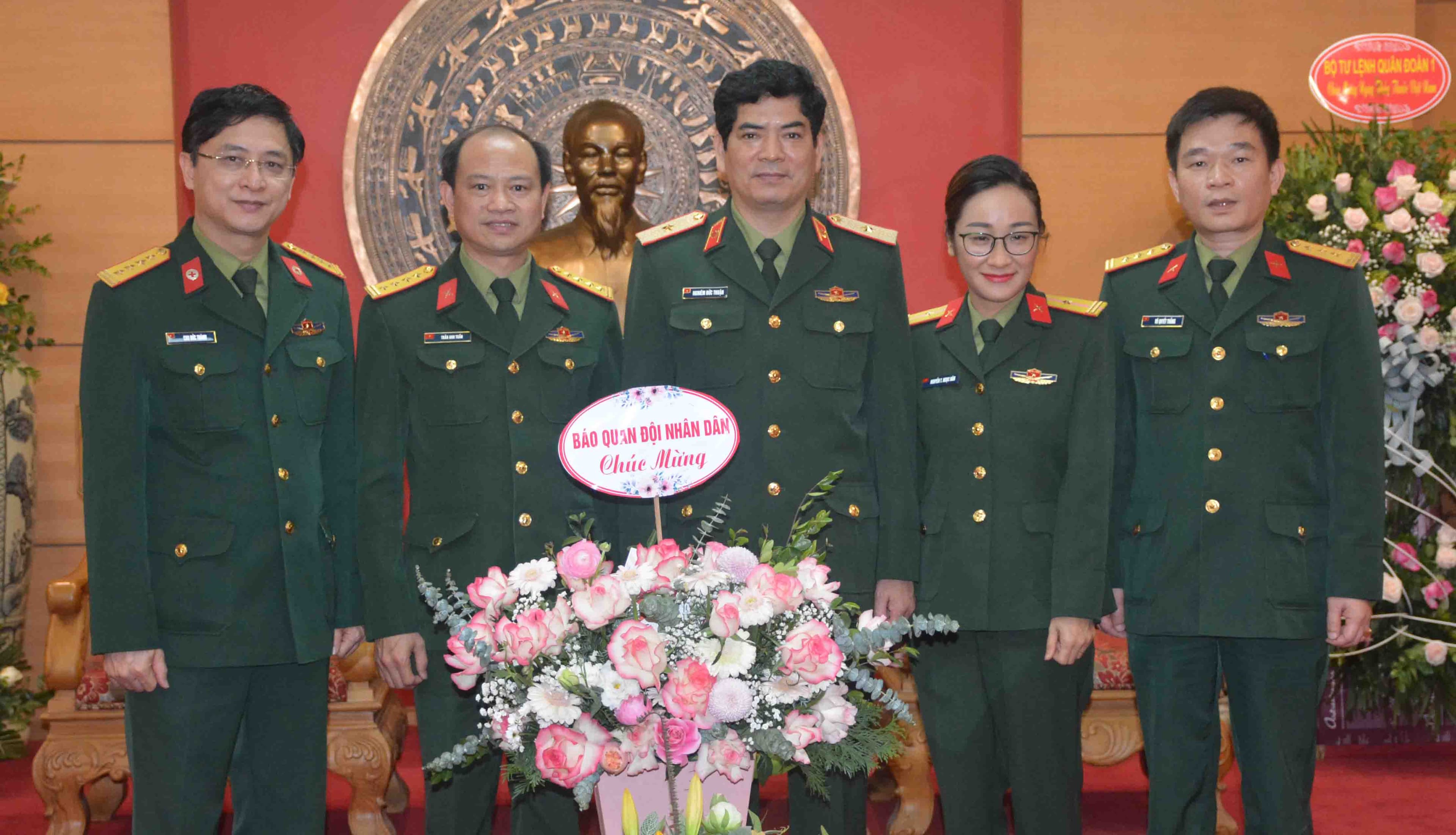 Báo Quân đội nhân dân thăm, chúc mừng Ngày Thầy thuốc Việt Nam