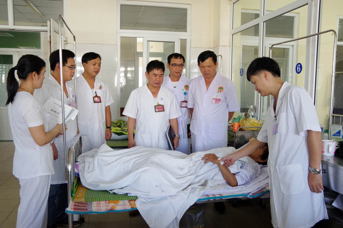 Y đức vẹn toàn của những "chiến sĩ áo trắng"
