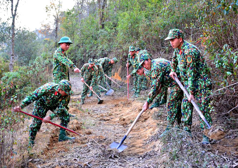 Ăn cơm hộp, ngủ lán... giúp dân