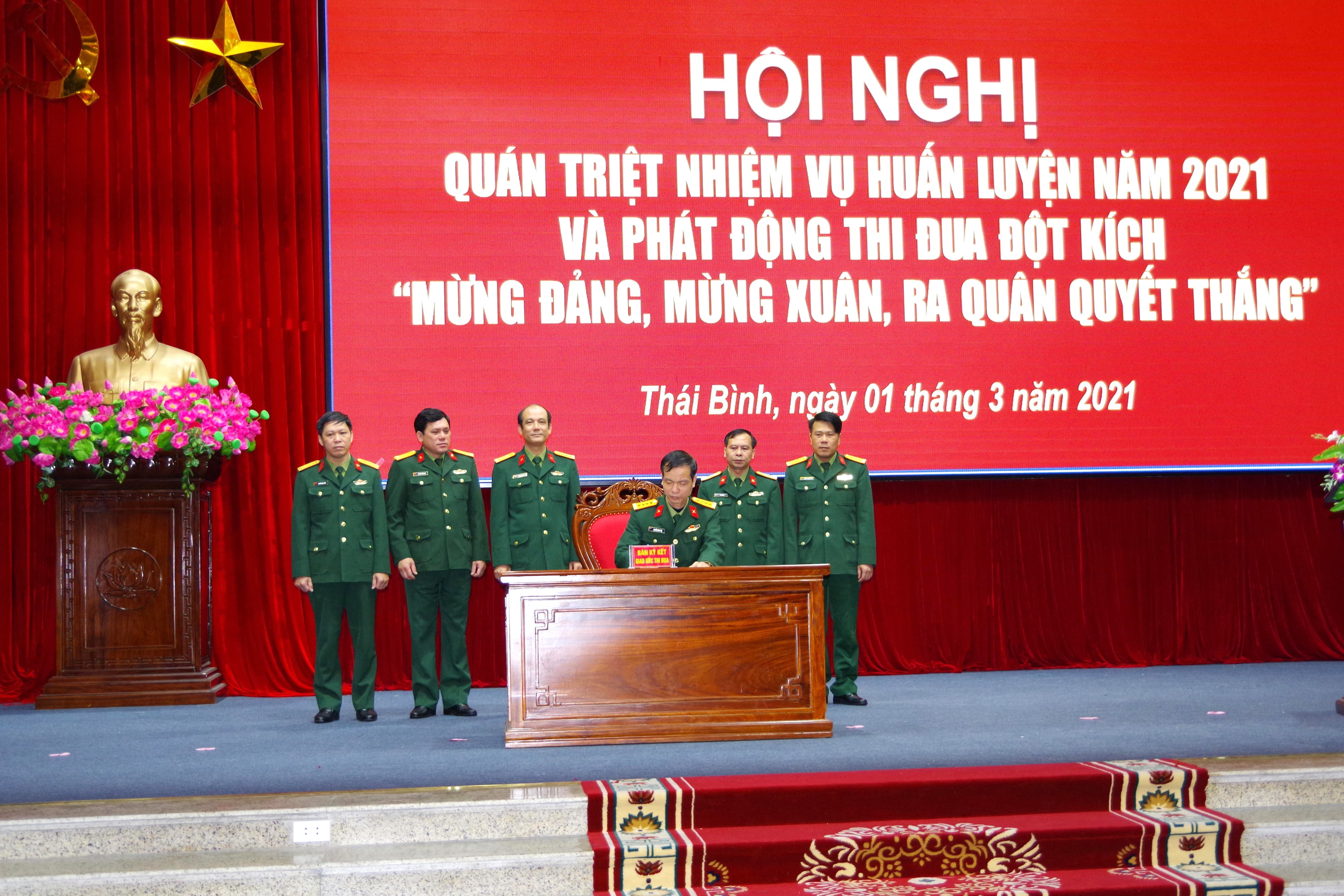 Quán triệt nhiệm vụ huấn luyện năm 2021 và phát động thi đua đột kích