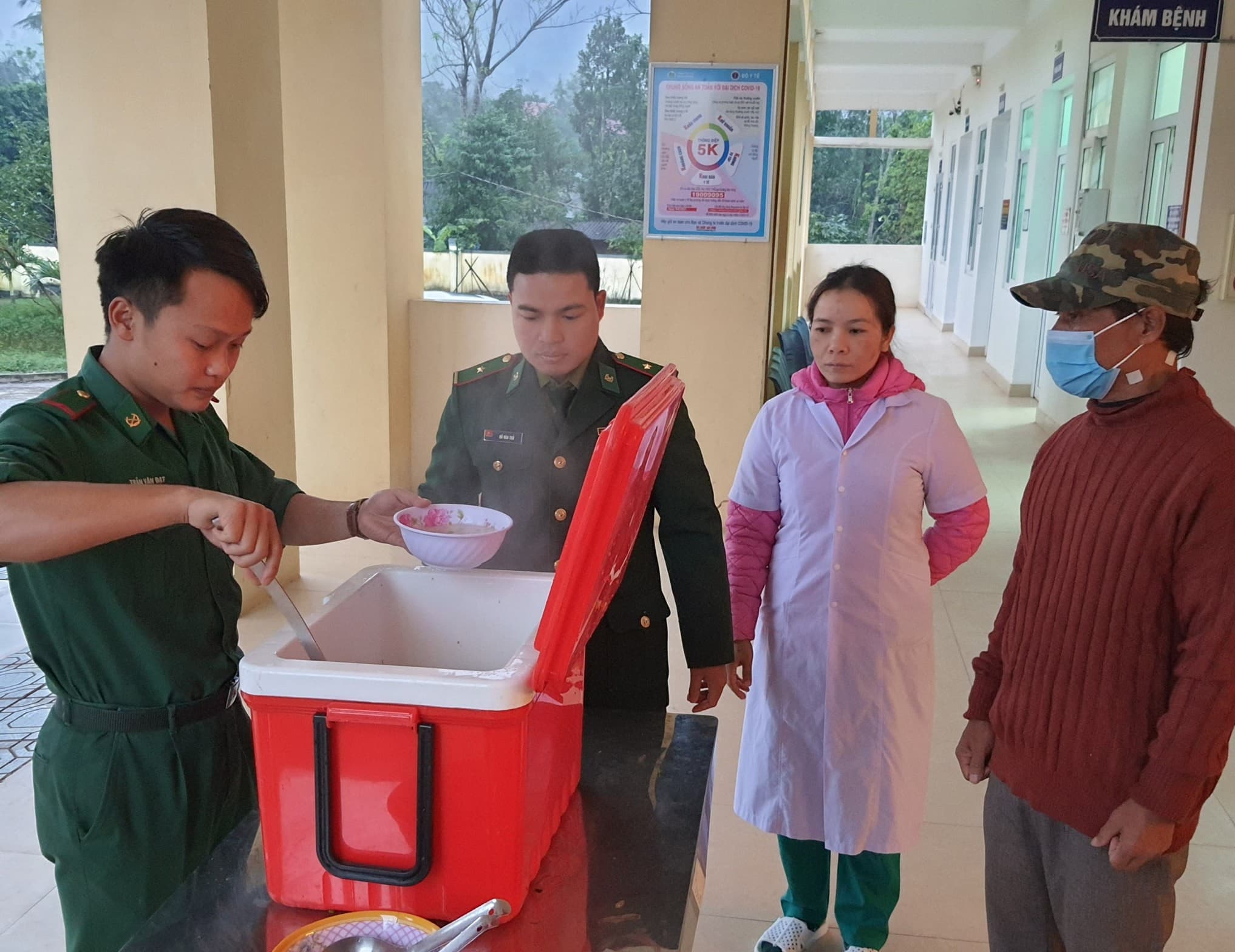 Ấm lòng “Nồi cháo nghĩa tình” của người lính biên phòng