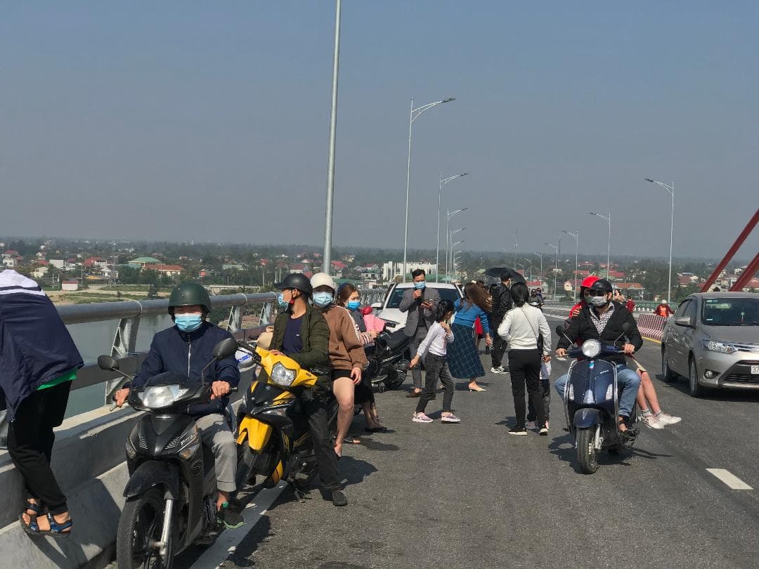 Nguy hiểm khi “check-in” trên cầu Cửa Hội