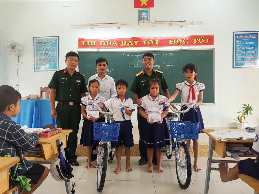 Mang niềm vui đến với học sinh nghèo vùng biên