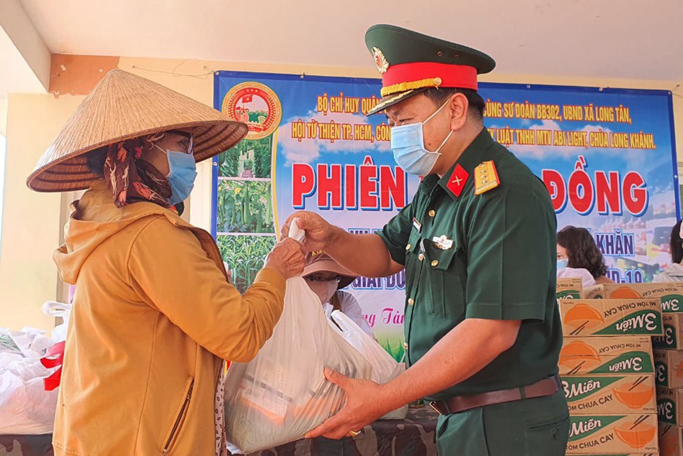 “Gắn bó nghĩa tình” với nhân dân