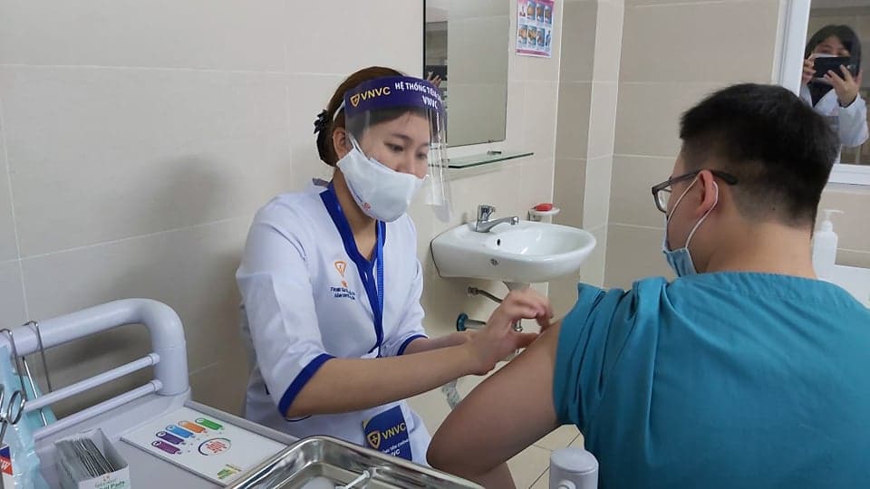 Những cán bộ y tế tiêm vaccine Covid-19 đầu tiên có sức khỏe tốt