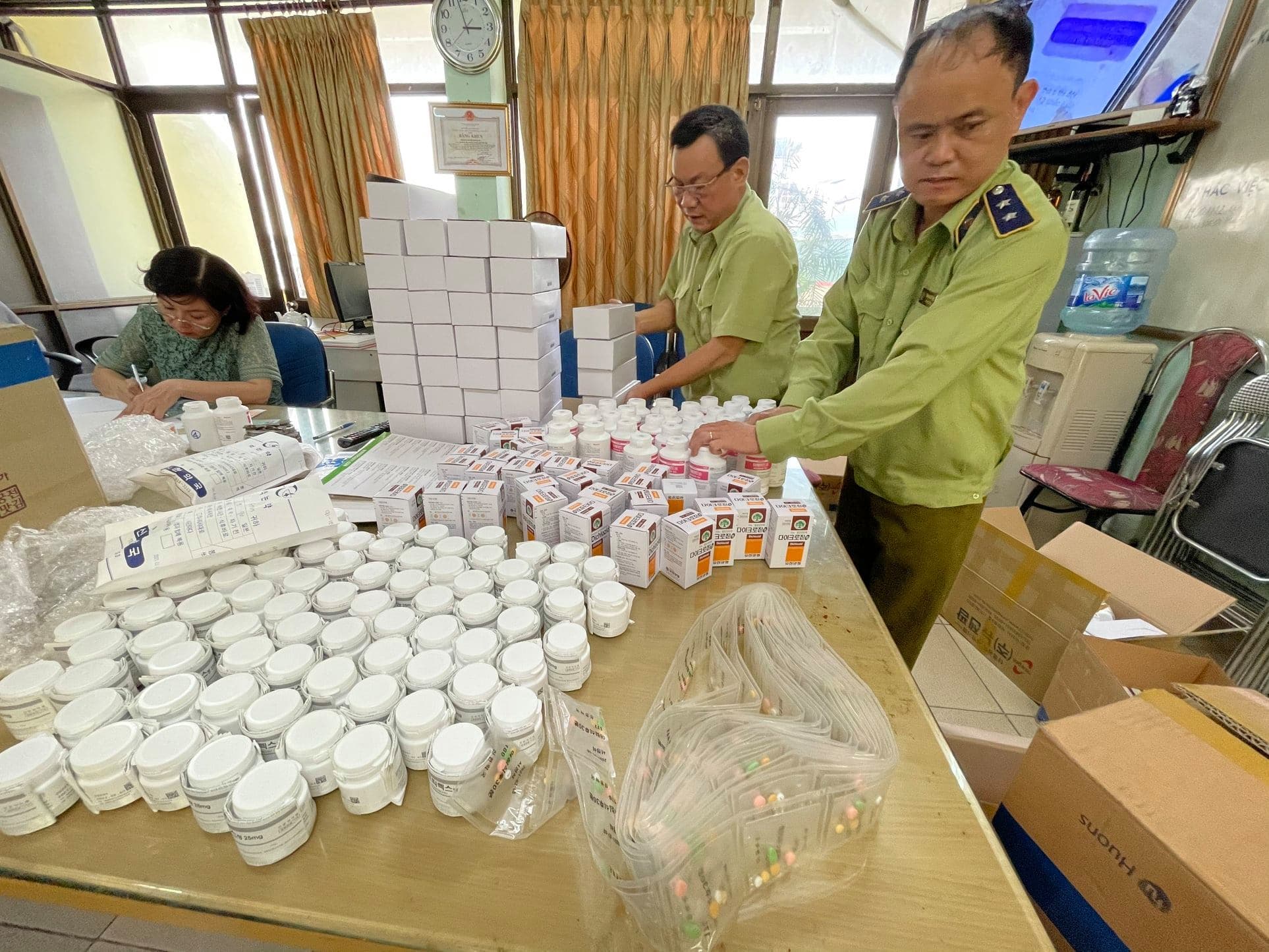Thu giữ lô dược phẩm không hóa đơn, chứng từ đi ra từ Cảng hàng không Nội Bài