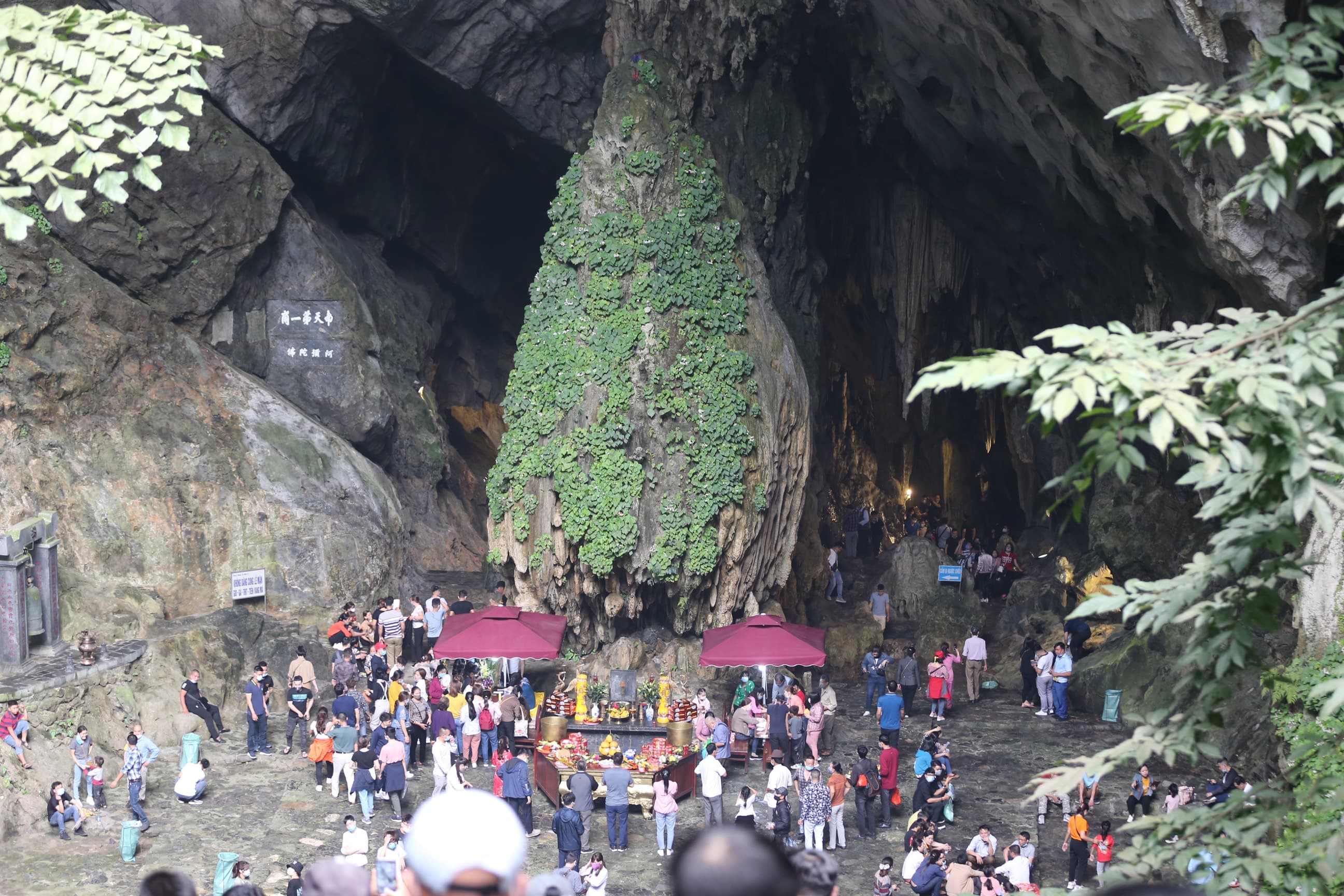Quy định phòng, chống dịch được thực hiện nghiêm trong ngày đầu chùa Hương mở cửa