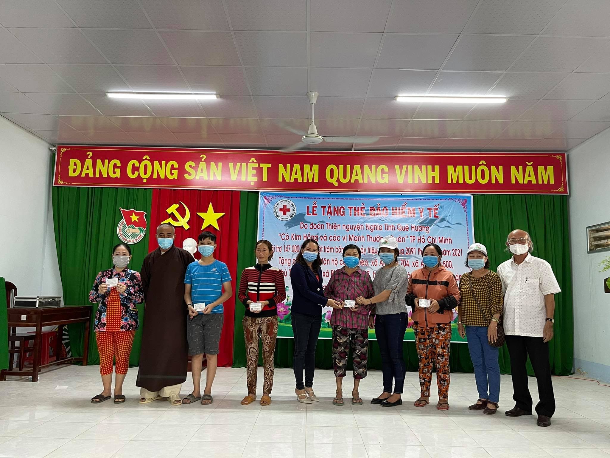 Hơn 2.000 thẻ bảo hiểm y tế đến với hộ cận nghèo