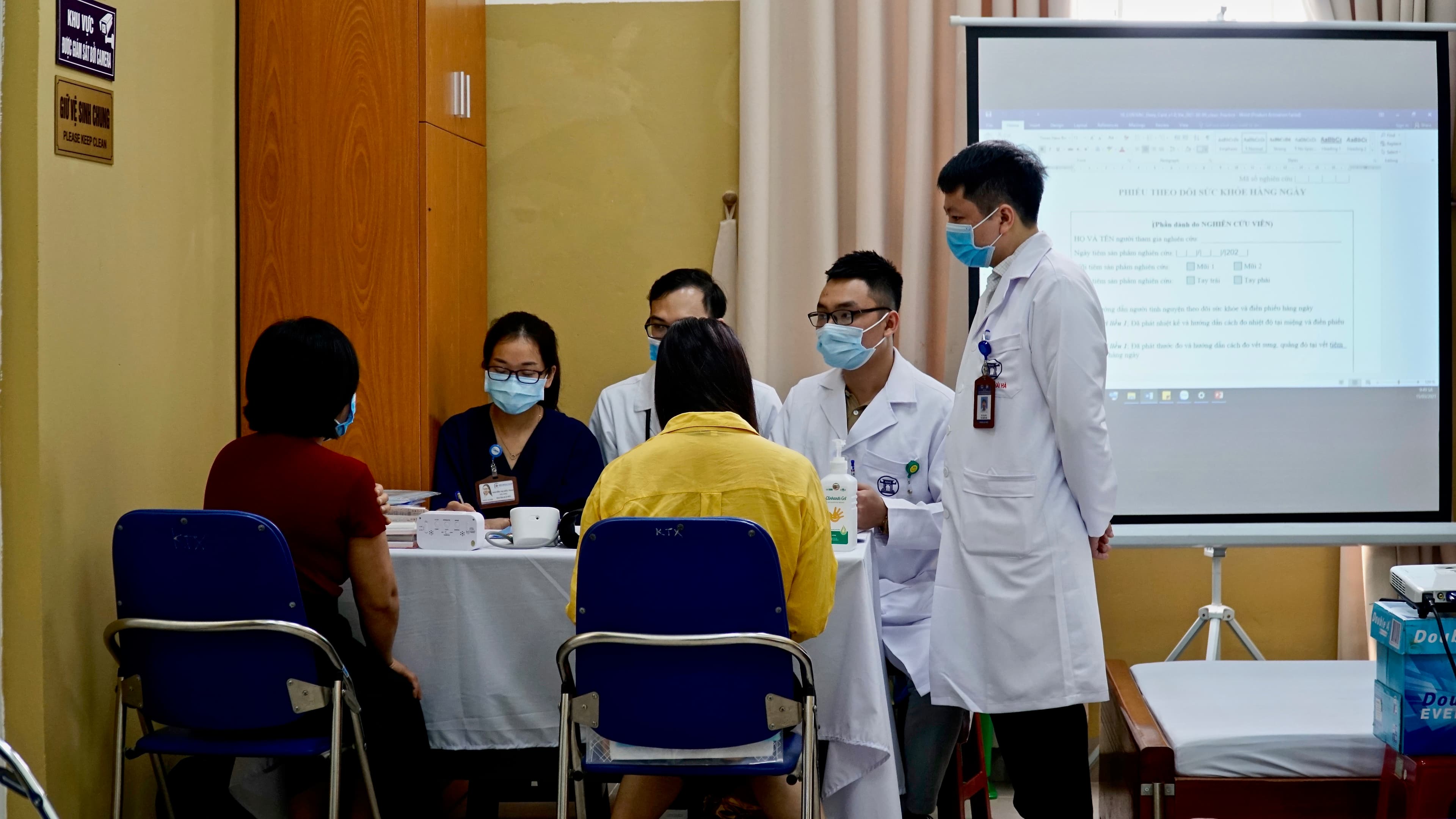 6 tình nguyện viên bắt đầu tiêm thử nghiệm lâm sàng vaccine COVIVAC