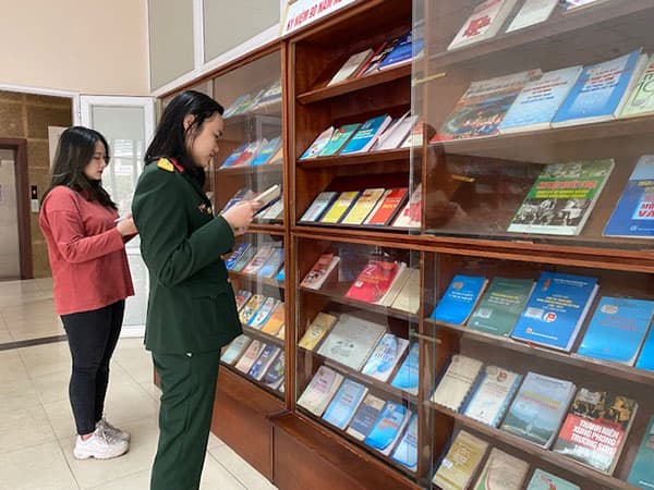 Thư Viện Quân đội trưng bày sách kỷ niệm 90 năm ngày thành lập Đoàn