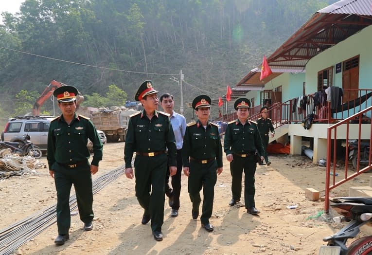 Quân khu 5 kiểm tra công tác xây dựng nhà sinh hoạt cộng đồng xã Trà Leng