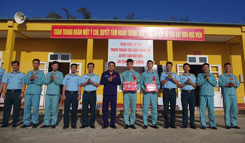 Tổ chức thành công kỳ thả bay đơn cho học viên trên máy bay IAK-52