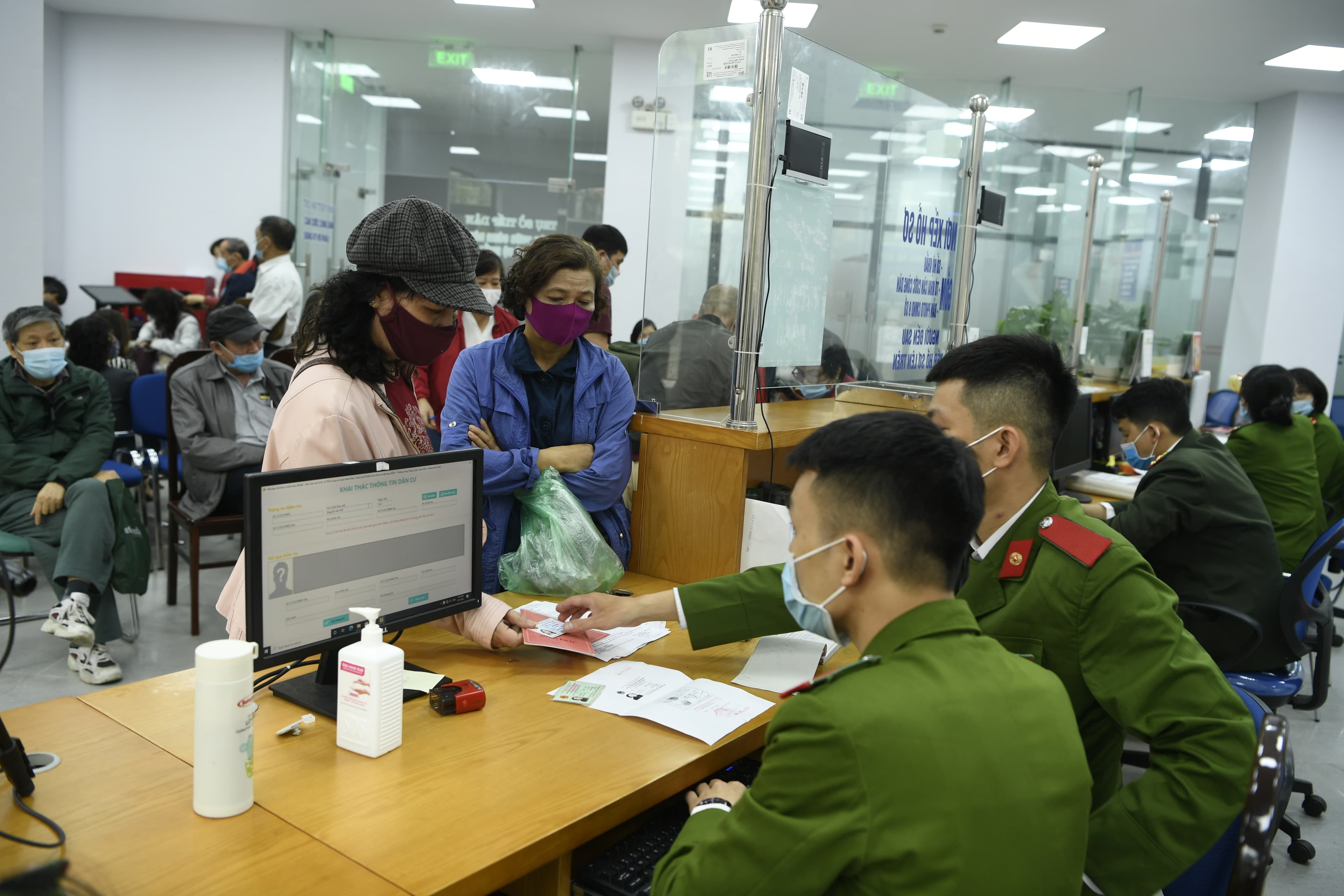 Tích cực triển khai làm căn cước công dân gắn chip