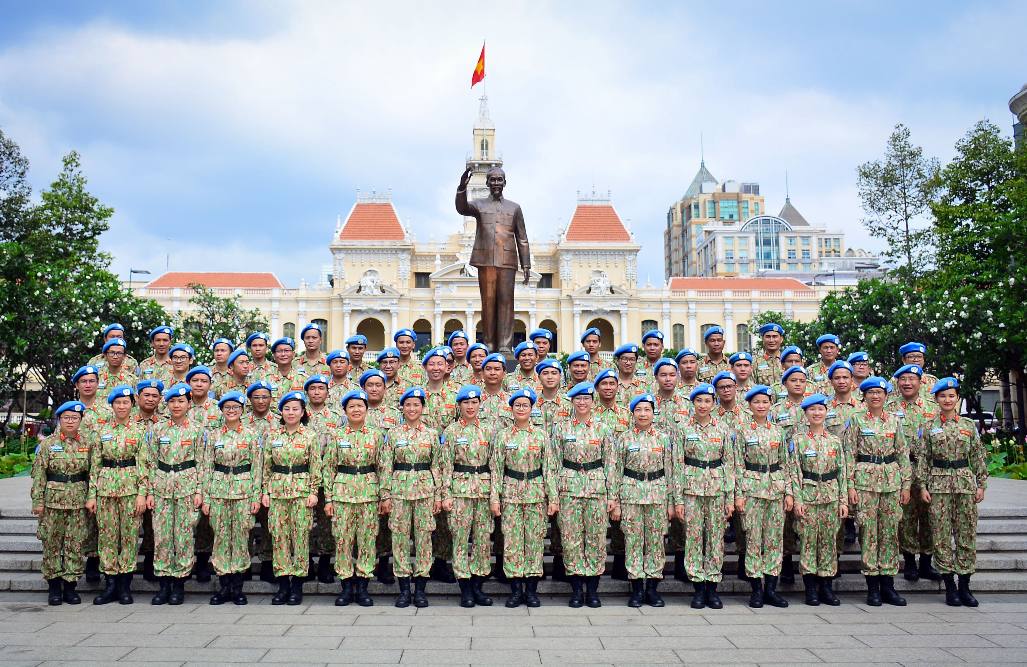 Cán bộ, nhân viên Bệnh viện Dã chiến cấp 2 số 3 dâng hương Chủ tịch Hồ Chí Minh
