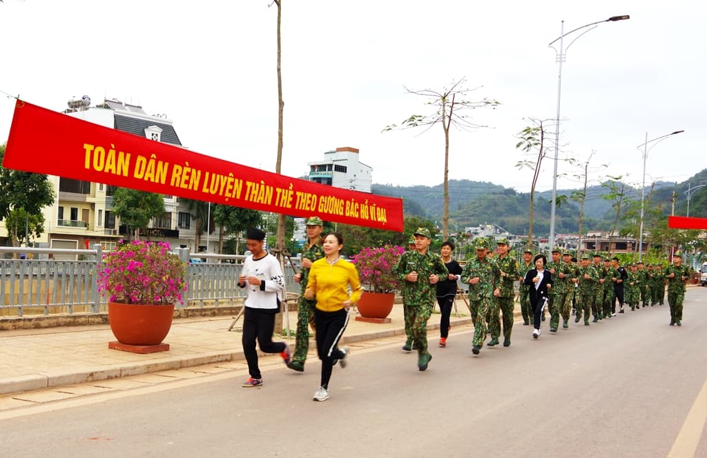 Hơn 120 cán bộ, chiến sĩ biên phòng chạy thể thao quân sự