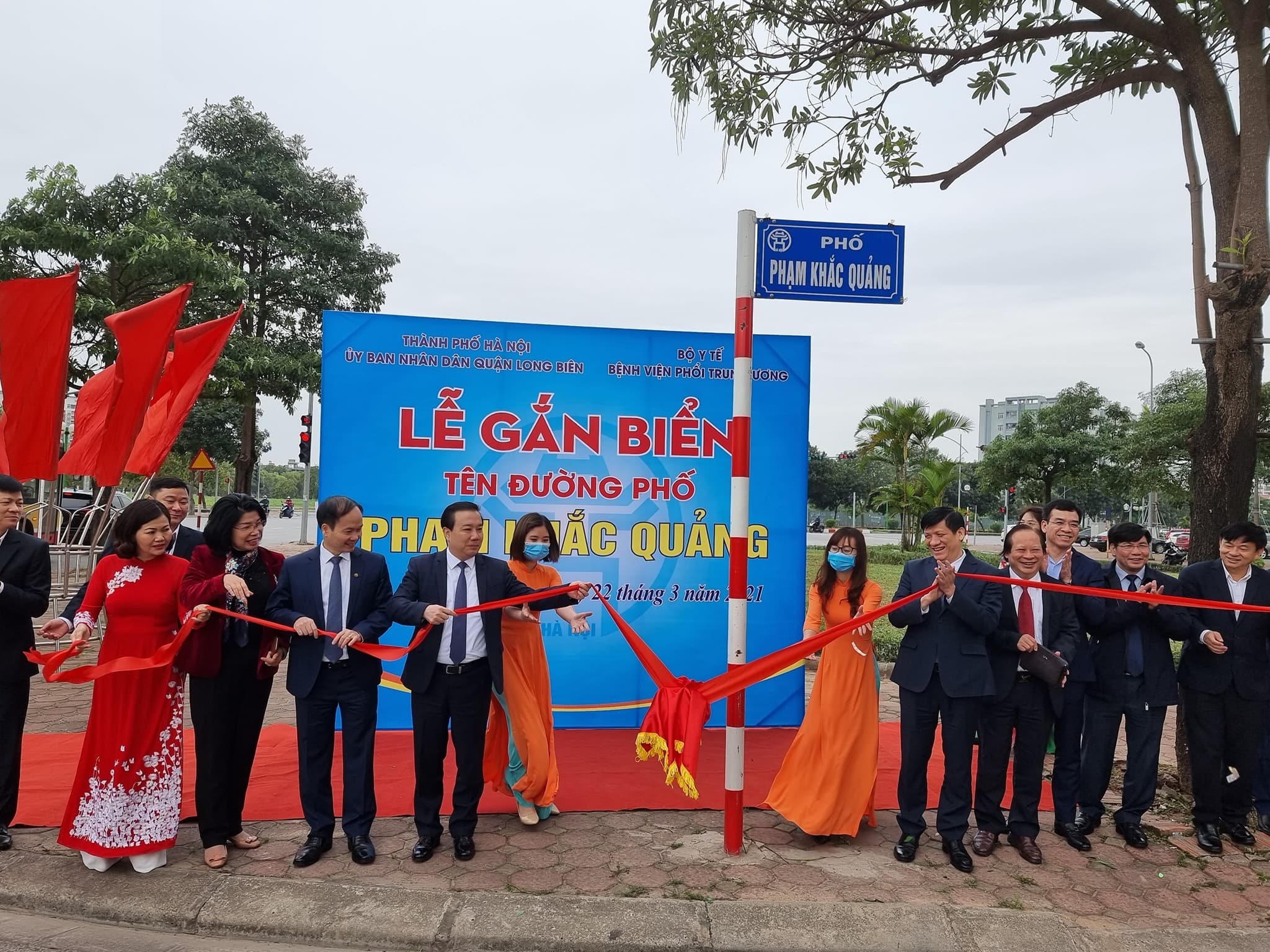 Hà Nội gắn biển tuyến phố Phạm Khắc Quảng