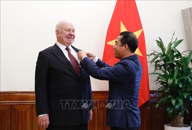 Trao Huân chương Hữu nghị tặng Đại sứ LB Nga tại Việt Nam