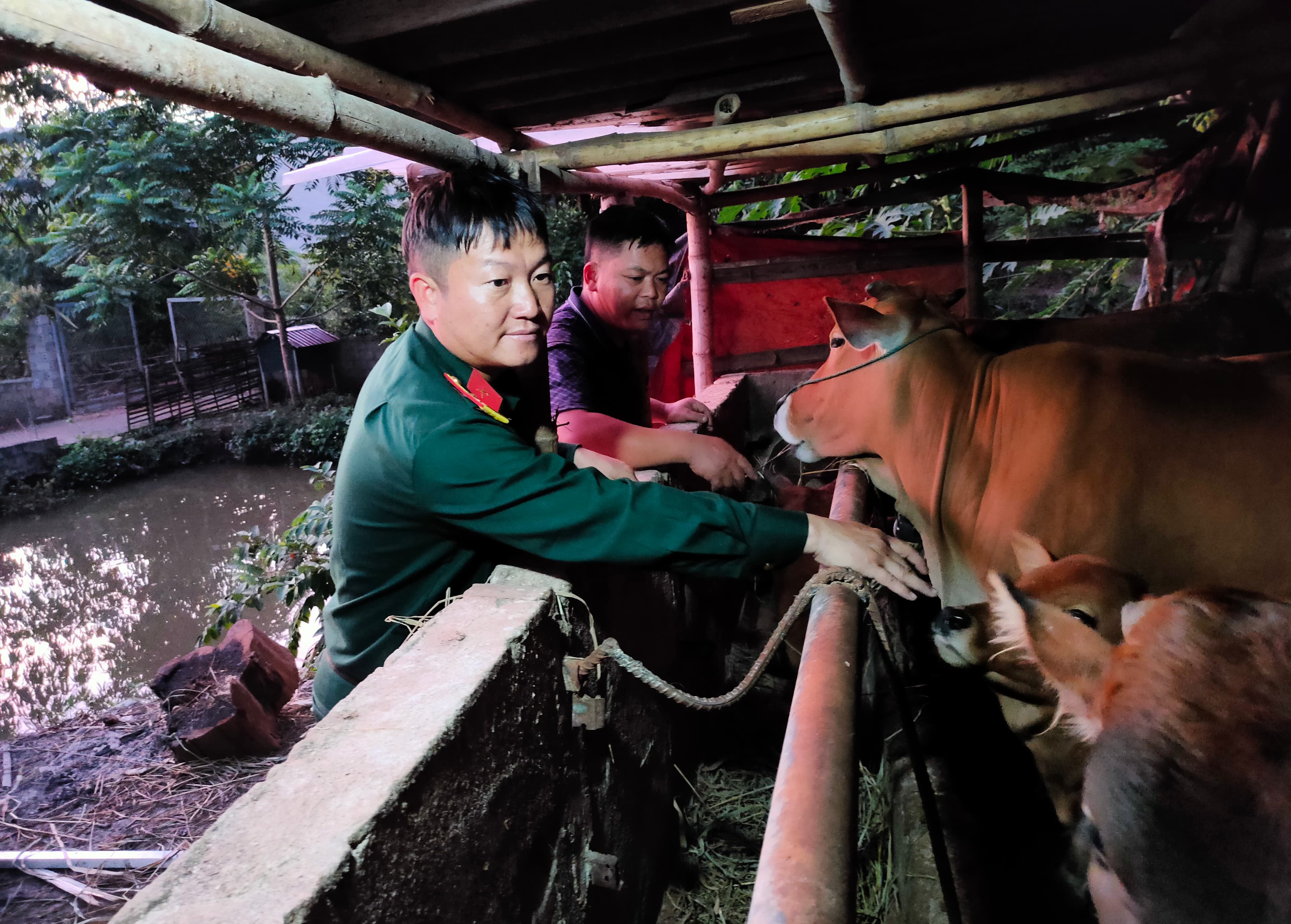 Trao “cần câu” tặng hộ nghèo vùng biên