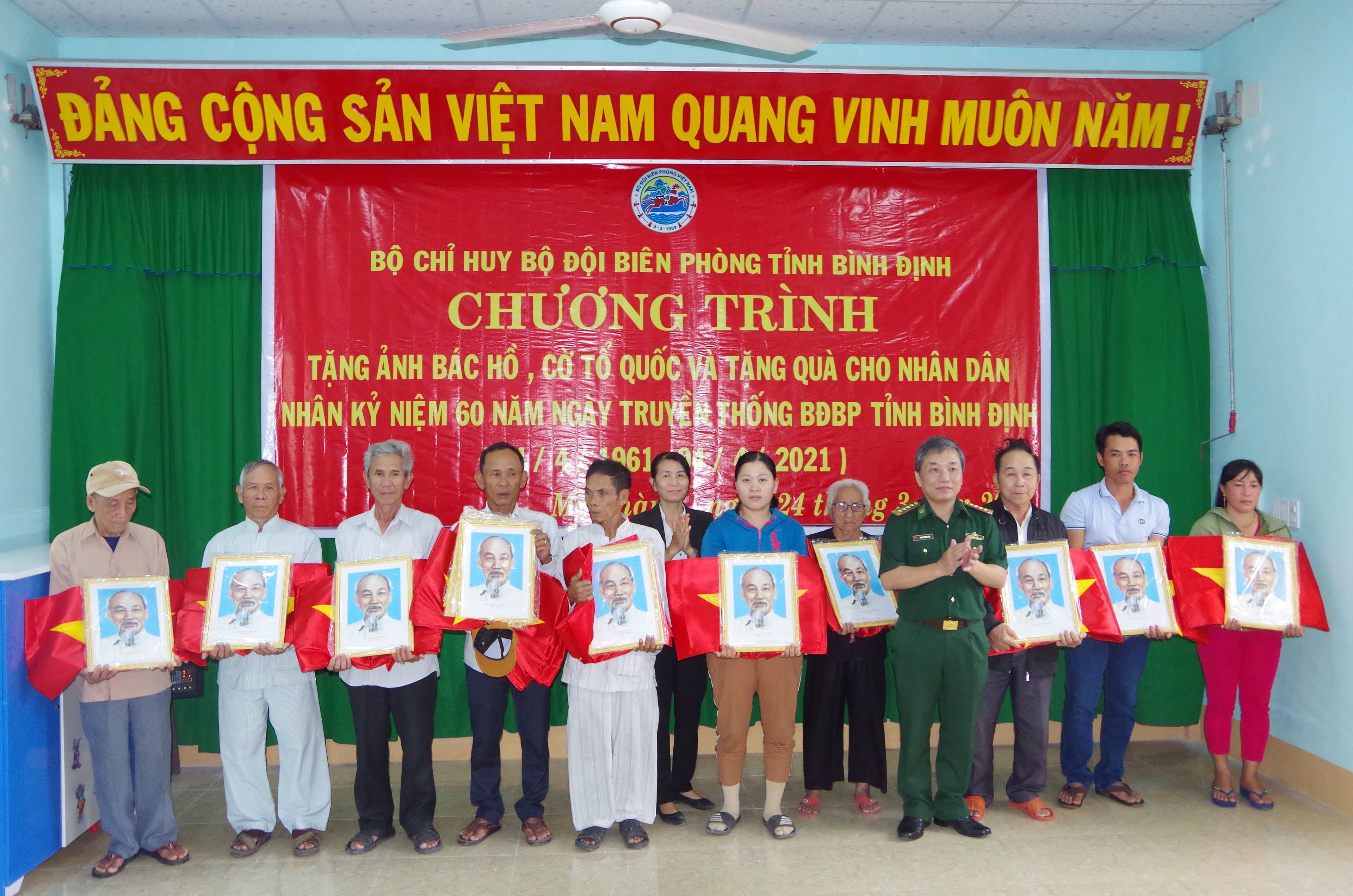 Bộ đội Biên phòng tỉnh Bình Định tặng ảnh Bác Hồ, cờ Tổ quốc cho nhân dân