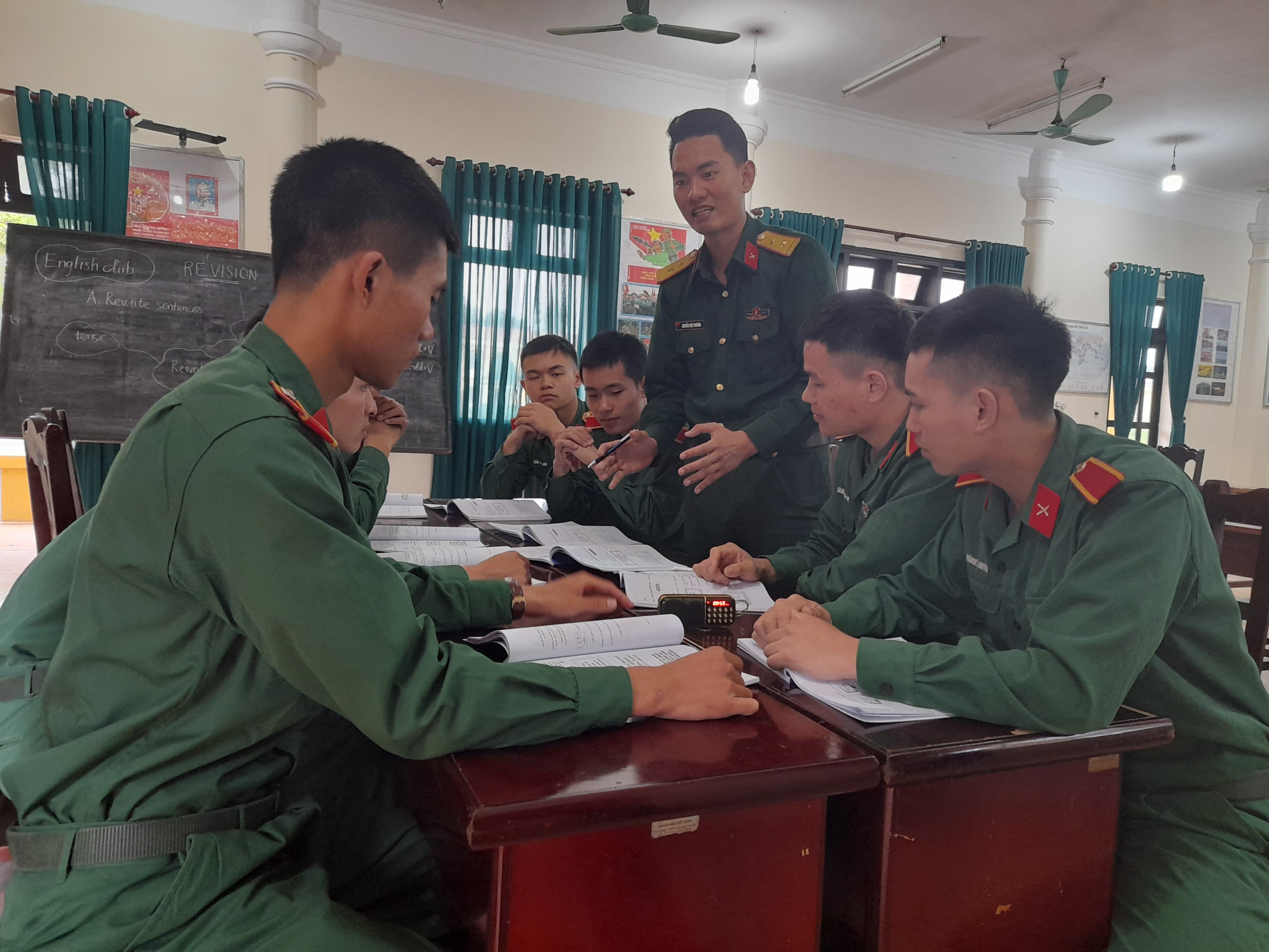 Rèn kiến thức, khơi phong trào