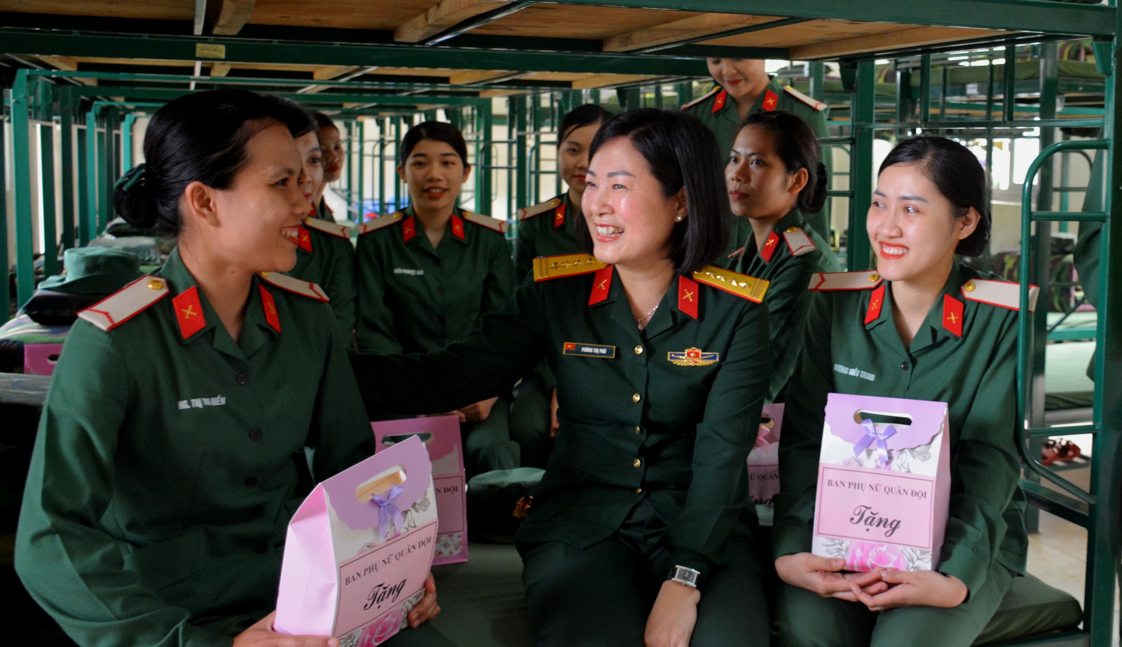 Ban Phụ nữ Quân đội thăm, tặng quà nữ chiến sĩ tại Trung đoàn 692