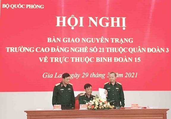 Bàn giao nguyên trạng Trường Cao đẳng nghề số 21 thuộc Quân đoàn 3 về trực thuộc Binh đoàn 15